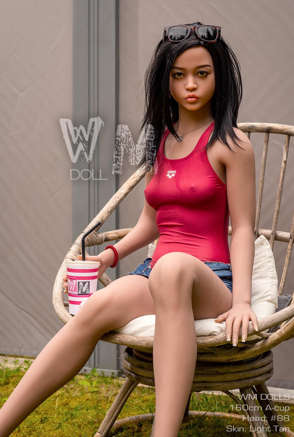 Teen sex doll Maggy with full lips
